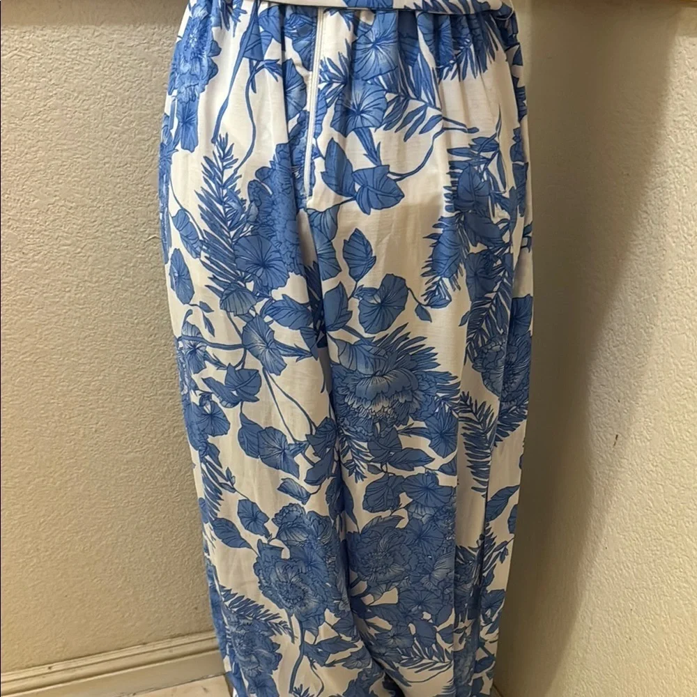 My Michelle Floral Blue and White Criss Cross Strap Wide Leg Jumpsuit Size 5! - Picture 12 of 16